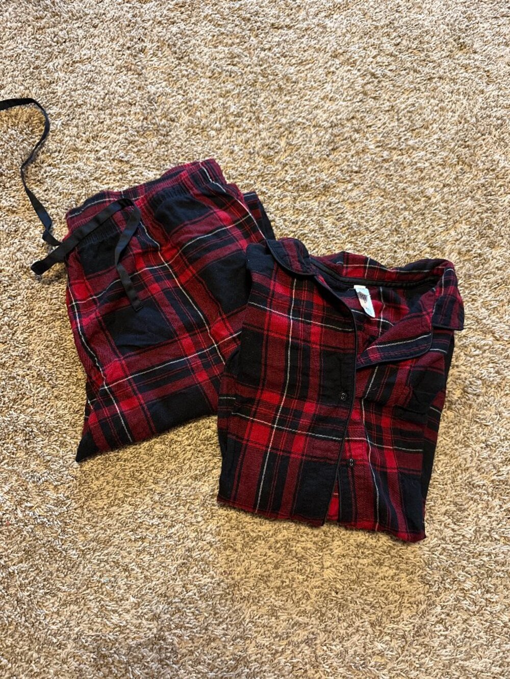 Gilligan & O'Malley black and red plaid pajama set